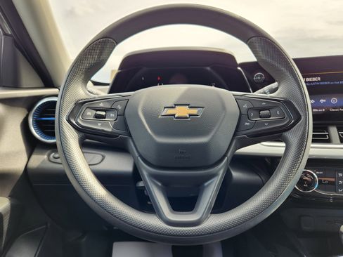 Used 2025 Chevrolet Trax LT FWD image 21