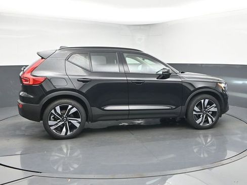 Used 2024 Volvo XC40 B5 Plus w/ Climate Package image 8