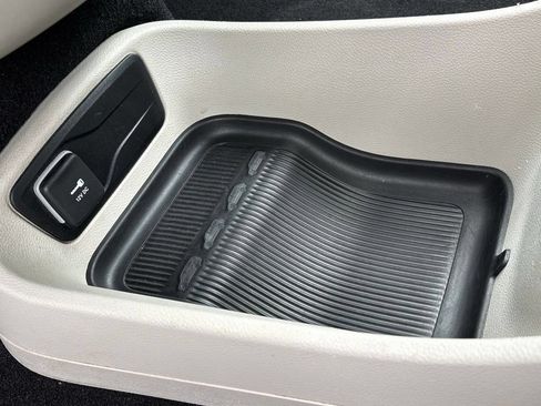 Used 2023 Chrysler Pacifica Touring-L FWD image 25