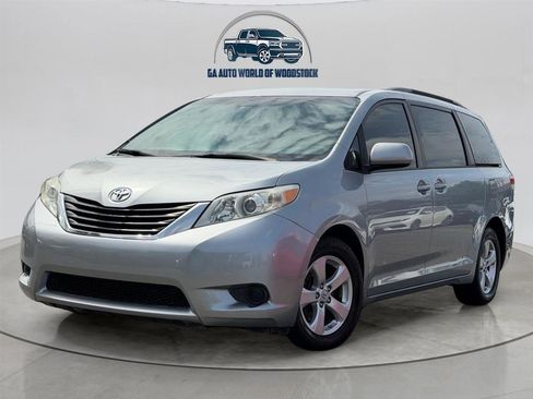 Used 2014 Toyota Sienna LE image 3