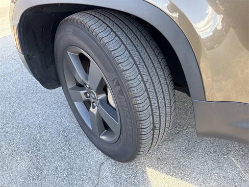 Used 2020 Land Rover Defender 110 SE image 32