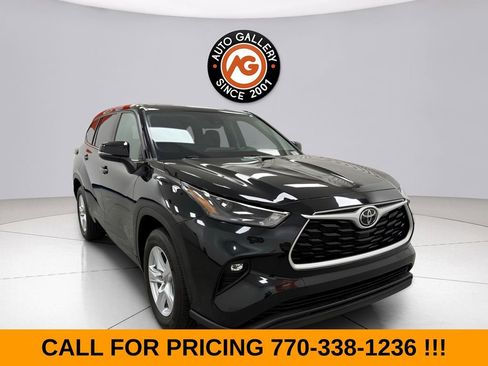 Used 2024 Toyota Highlander LE FWD image 1