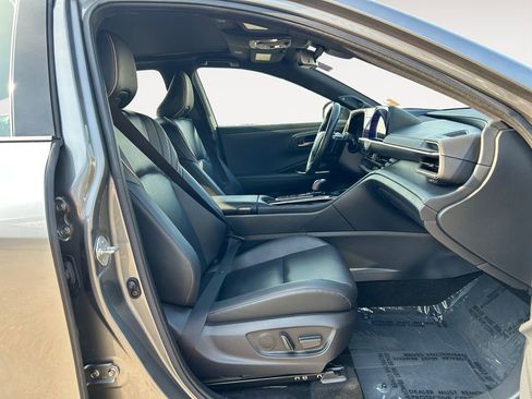 Used 2025 Toyota Crown Platinum image 11