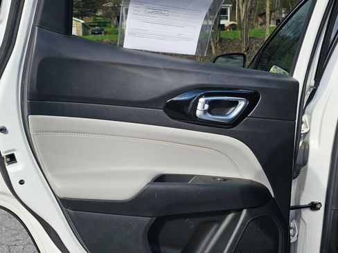 Used 2022 Jeep Compass Limited image 18