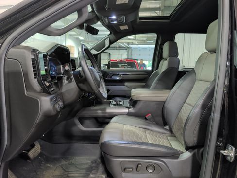 Used 2025 Chevrolet Silverado 2500 ZR2 w/ Technology Package AWD/4WD image 9