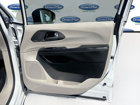 Used 2023 Chrysler Pacifica Touring-L FWD image 25