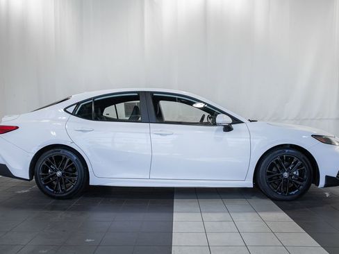 Used 2025 Toyota Camry SE image 3