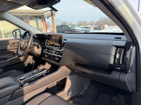 Used 2024 Nissan Pathfinder SV image 25