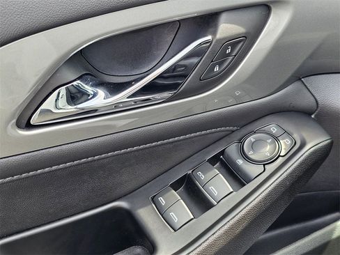 Used 2023 Chevrolet Traverse LT image 24