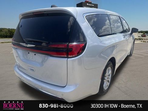 Used 2023 Chrysler Pacifica Touring-L FWD image 11