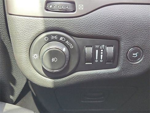 Used 2019 Jeep Cherokee Limited w/ Luxury Group image 18