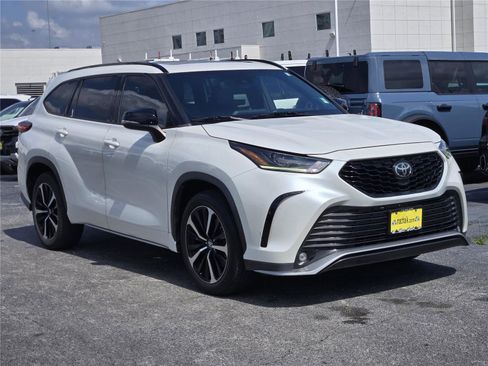 Used 2021 Toyota Highlander XSE FWD image 3