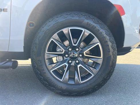 Used 2022 Chevrolet Tahoe Z71 w/ Luxury Package AWD/4WD image 4