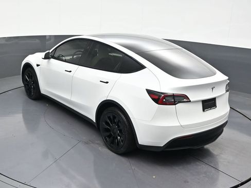 Used 2024 Tesla Model Y Long Range image 18
