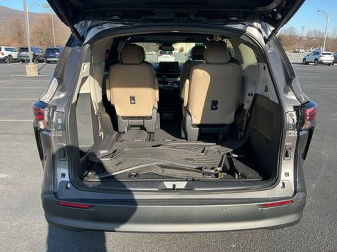 Used 2024 Toyota Sienna XLE image 27