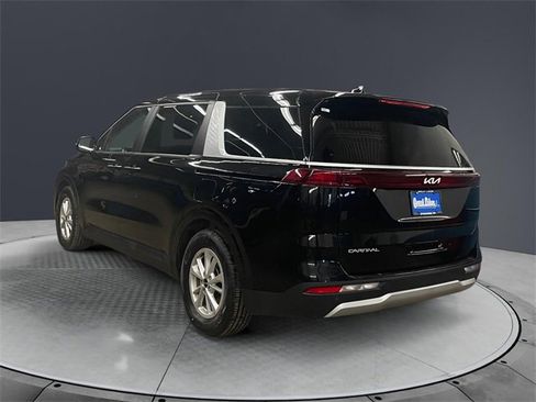 Used 2024 Kia Carnival LX image 3