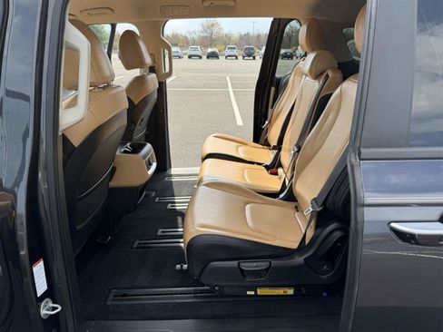 Used 2024 Kia Carnival LX FWD image 15