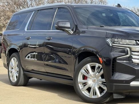 Used 2022 Chevrolet Suburban High Country image 3