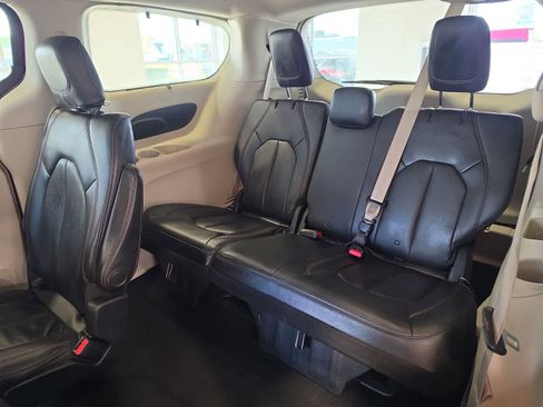 Used 2017 Chrysler Pacifica Touring-L FWD image 30