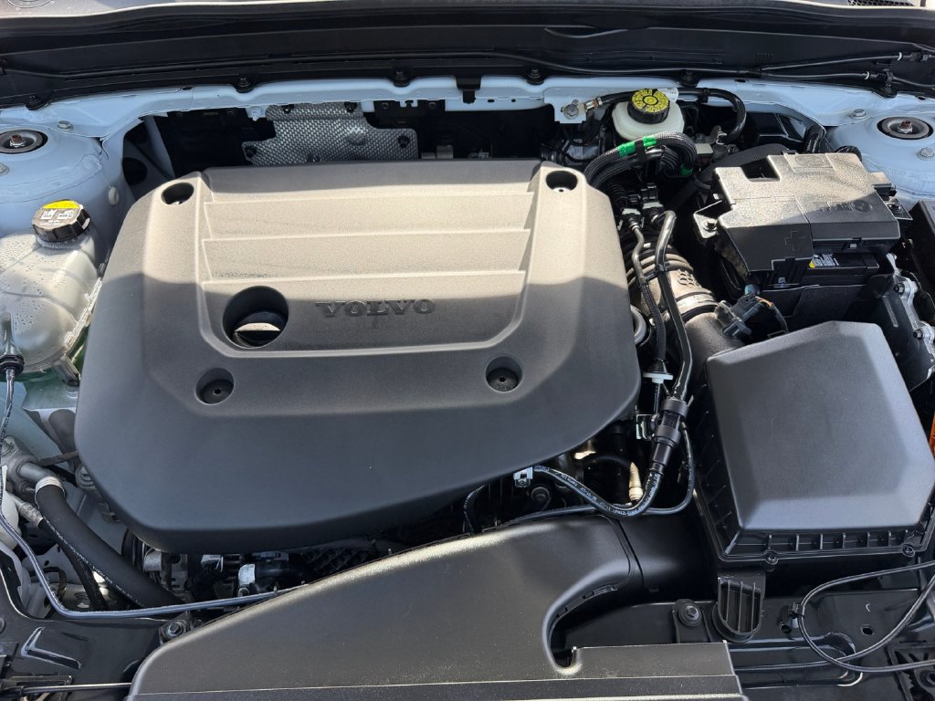 Certified 2024 Volvo XC40 B5 Plus AWD/4WD image 29