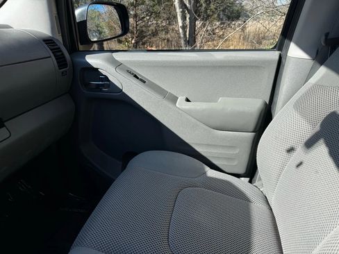 Used 2016 Nissan Frontier SV image 8