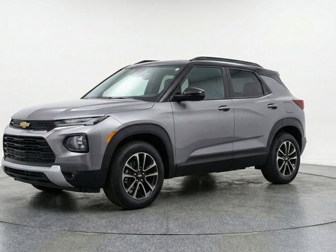 Used 2025 Chevrolet TrailBlazer LT image 3