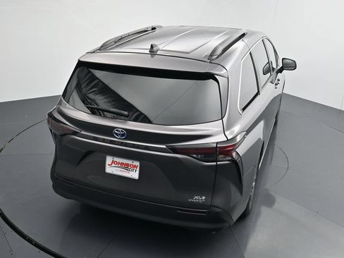 Used 2024 Toyota Sienna XLE FWD image 25