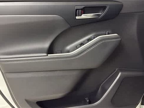 Used 2022 Toyota Highlander XLE image 13