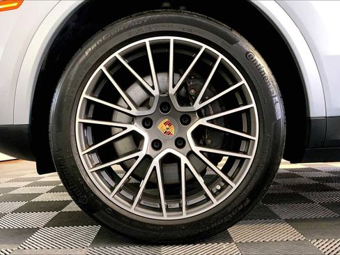 Used 2023 Porsche Cayenne w/ Premium Package image 11