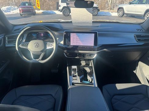 Used 2025 Volkswagen Atlas Cross Sport SE image 9