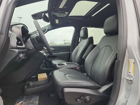 New 2026 Chrysler Pacifica Select image 9