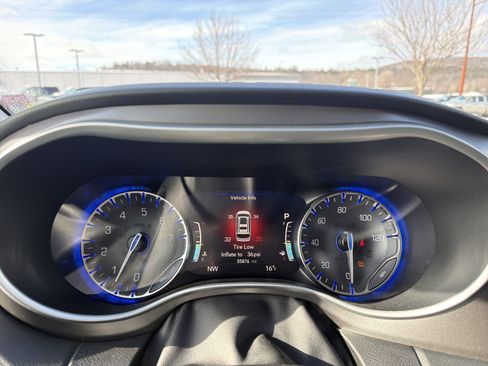 Used 2023 Chrysler Pacifica Touring-L image 17