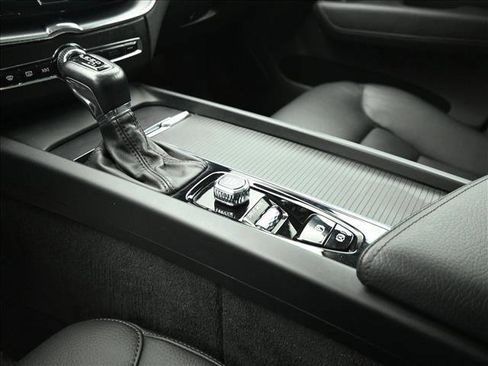 Used 2018 Volvo XC60 T5 Momentum w/ Convenience Package image 13