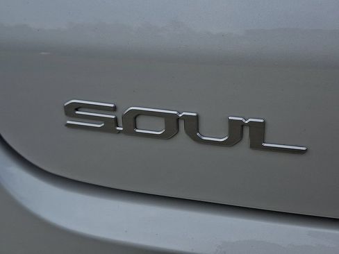 Used 2025 Kia Soul LX w/ LX Technology Package FWD image 31