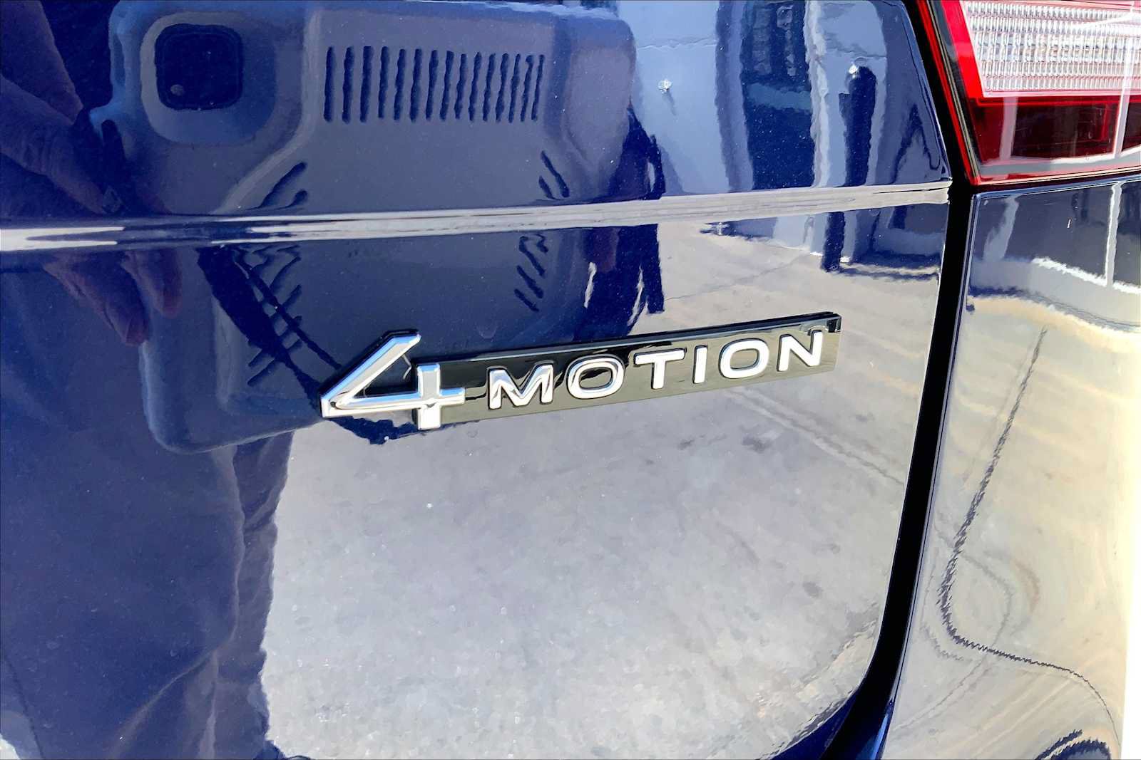 Used 2024 Volkswagen Tiguan SEL R-Line AWD/4WD image 9