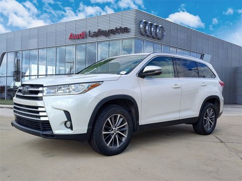 Used 2019 Toyota Highlander SE image 1