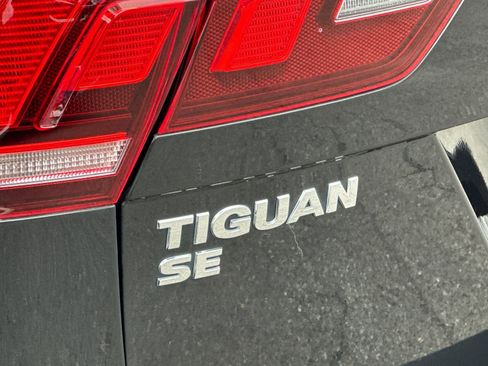 Used 2020 Volkswagen Tiguan SE w/ Panoramic Sunroof Package image 25