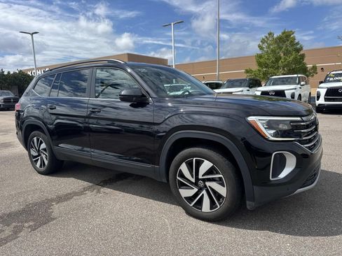 Used 2025 Volkswagen Atlas SE FWD image 3