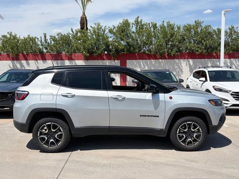 Used 2025 Jeep Compass Trailhawk AWD/4WD image 3