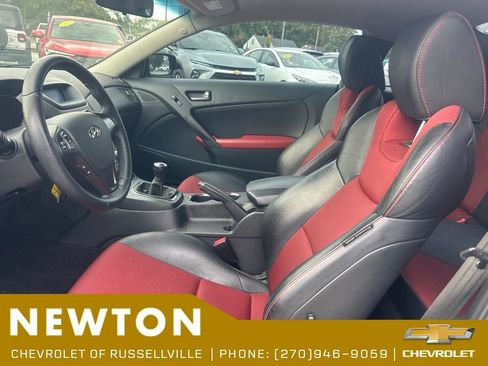 Used 2012 Hyundai Genesis 3.8 RWD image 4