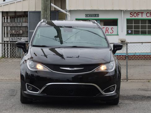 Used 2020 Chrysler Pacifica Touring-L w/ Advanced Safetytec Group FWD image 2