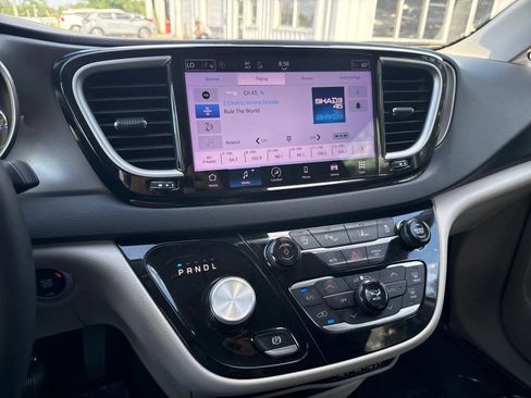 Used 2023 Chrysler Pacifica Touring-L FWD image 20