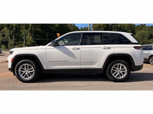 Used 2023 Jeep Grand Cherokee Laredo AWD/4WD image 3
