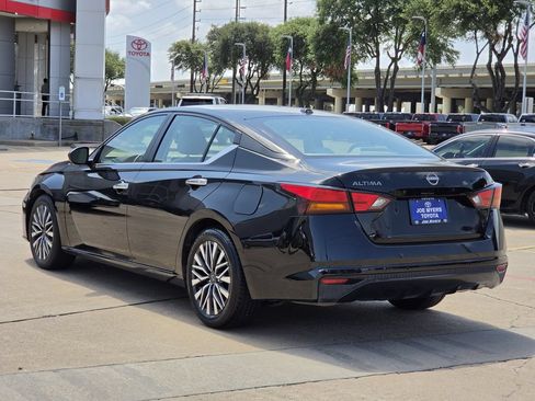 Used 2025 Nissan Altima 2.5 SV FWD image 7