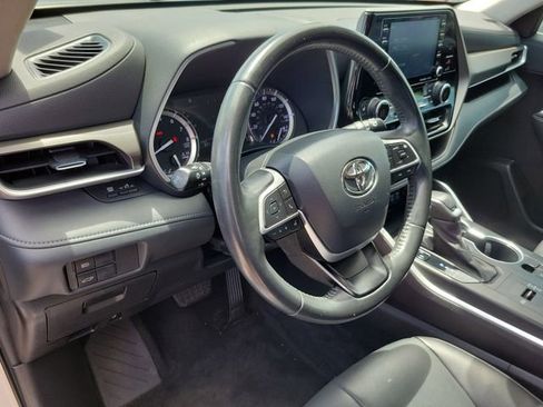 Used 2022 Toyota Highlander XLE FWD image 19