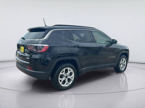 Used 2025 Jeep Compass Latitude AWD/4WD image 6