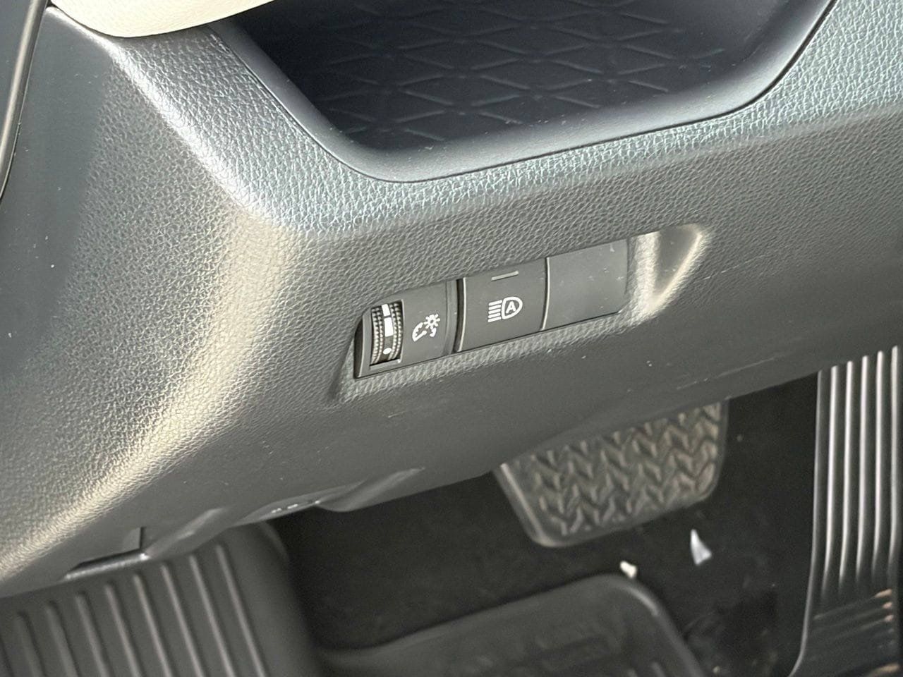 Used 2025 Toyota RAV4 XLE AWD/4WD image 7