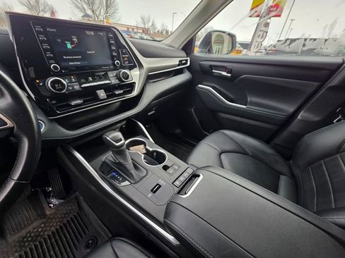 Used 2022 Toyota Highlander XLE AWD/4WD image 25