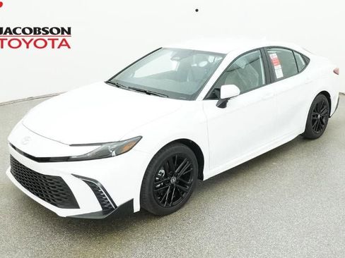 New 2026 Toyota Camry SE image 1