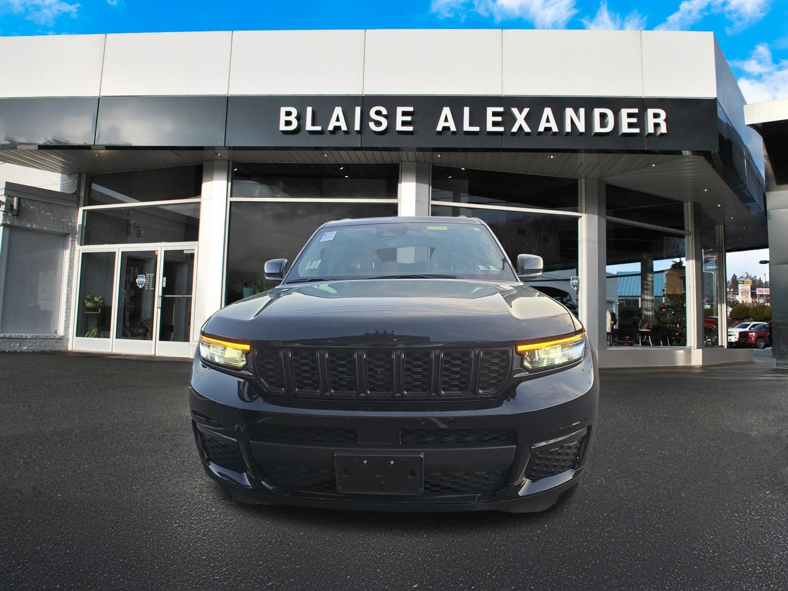 Used 2023 Jeep Grand Cherokee L Limited w/ Black Appearance Package AWD/4WD image 10